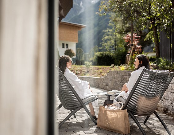 Frauen auf der Terrasse beim Pool