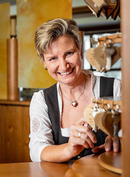 Rezeptionsmitarbeiterin im Dirndl