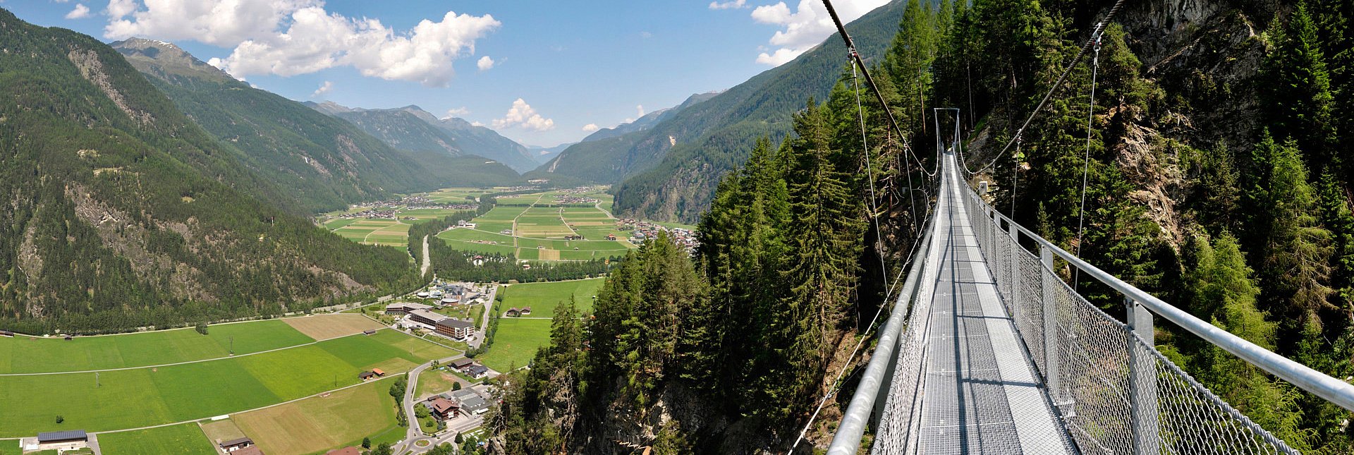 Blick von der Hängebrücke auf Längenfeld