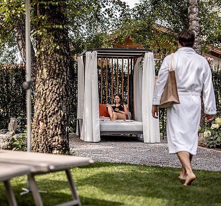 Frau im Daybett im Hotelgarten