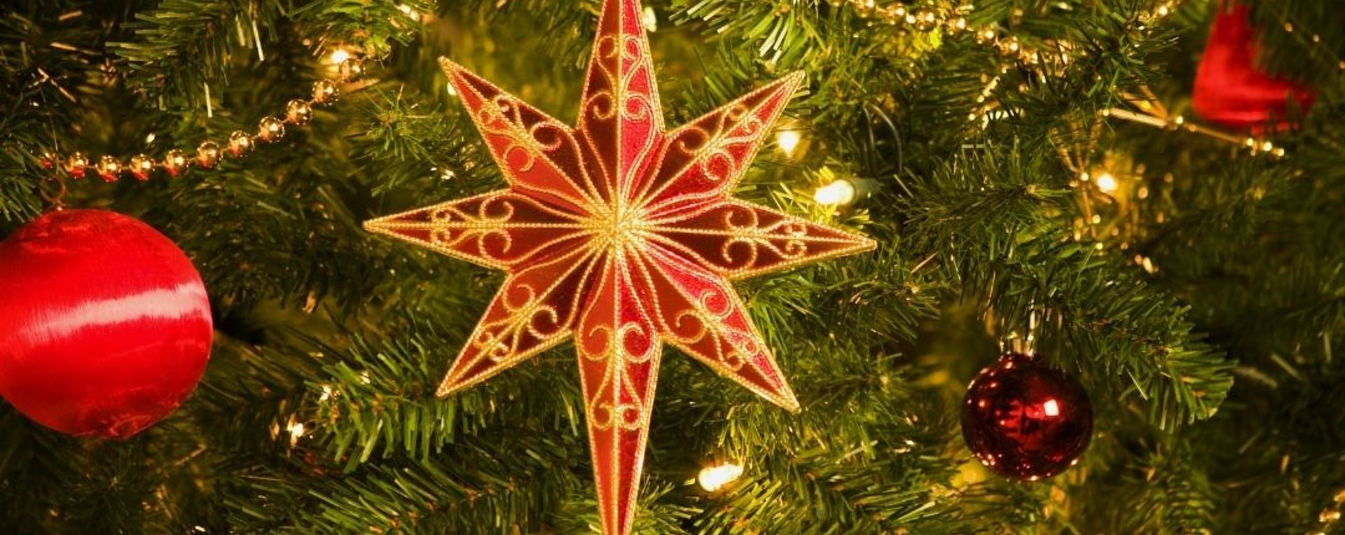 Christbaumschmuck am Baum