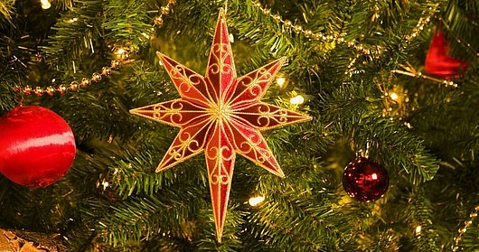 Christbaumschmuck am Baum