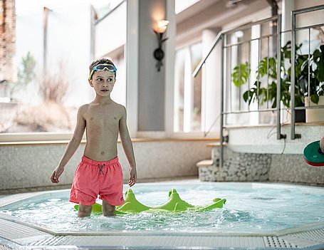 Kind im Kinderpool