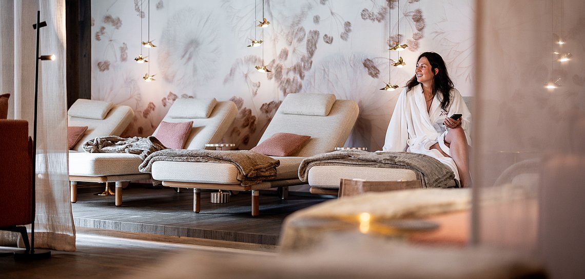 Frau auf Liege in Ruheraum