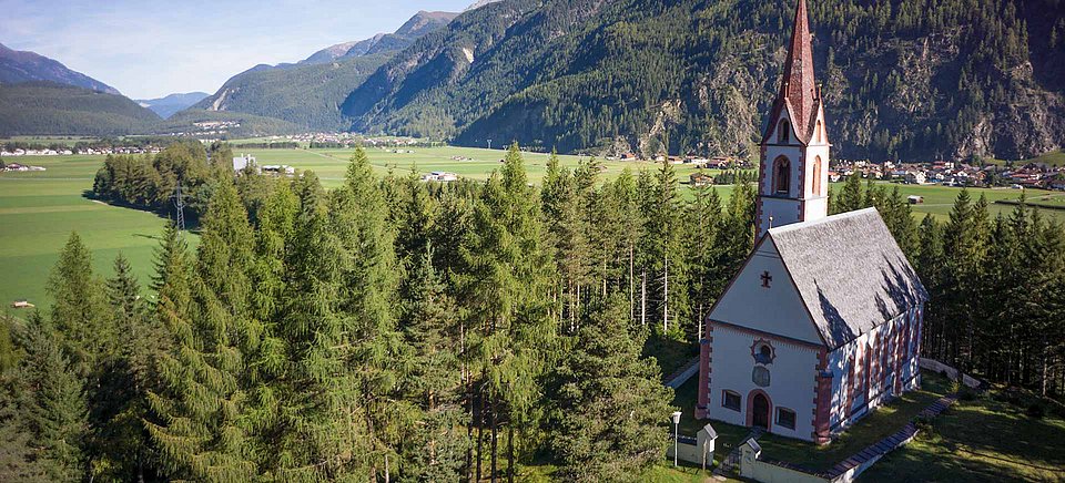 Pestkapelle zwischen den Bäumen