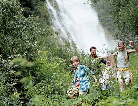 Menschen vor Wasserfall