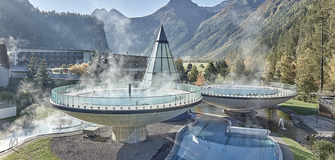 Außenfoto von Therme im Sommer