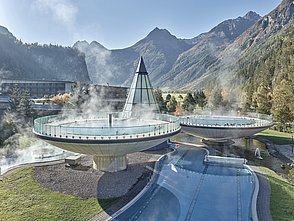 Außenfoto von Therme im Sommer