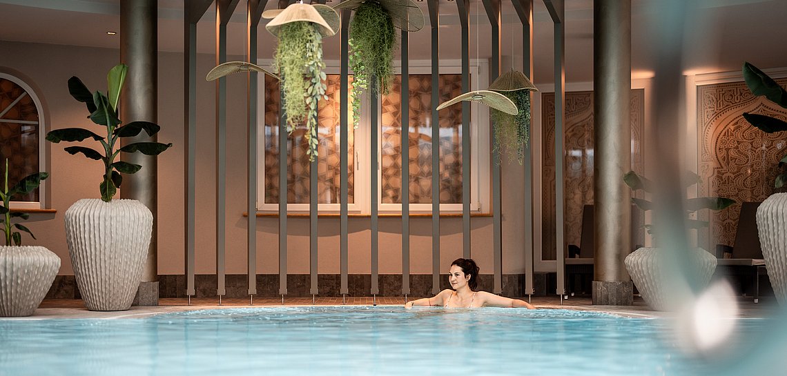 Frau im Pool in der Sprudelecke