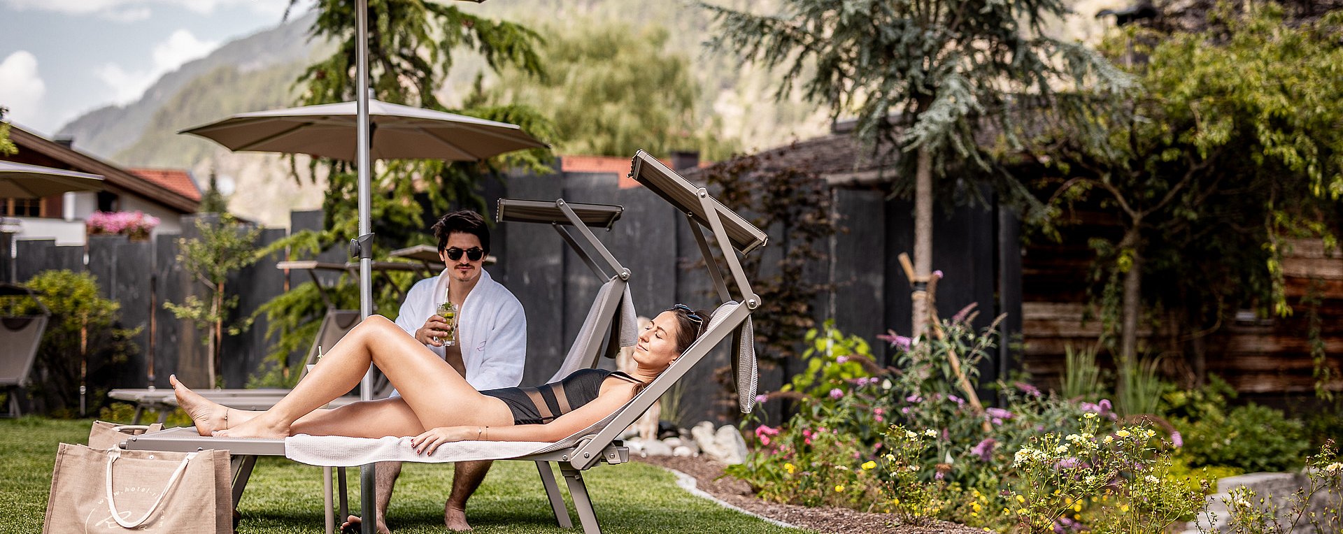 Paar im Garten auf Sonnenliege