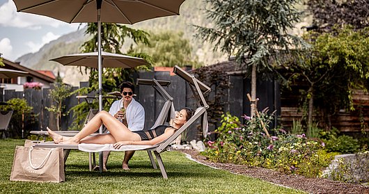 Paar im Garten auf Sonnenliege