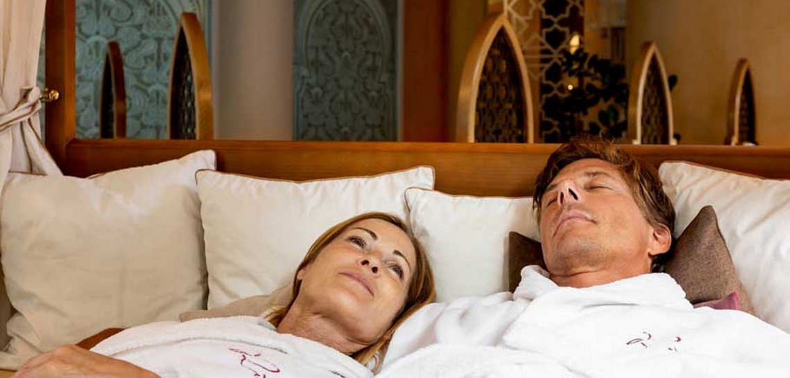 Paar entspannt im Spa