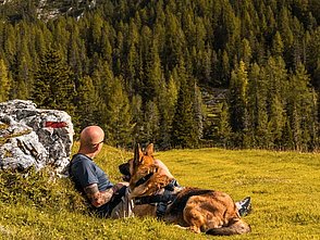 Mann mit Hund in Landschaft
