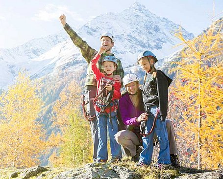 Familie beim Herbstwandern