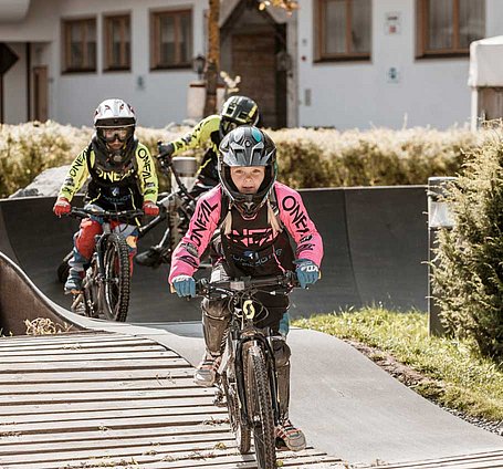 Kinder auf Moutainbikes