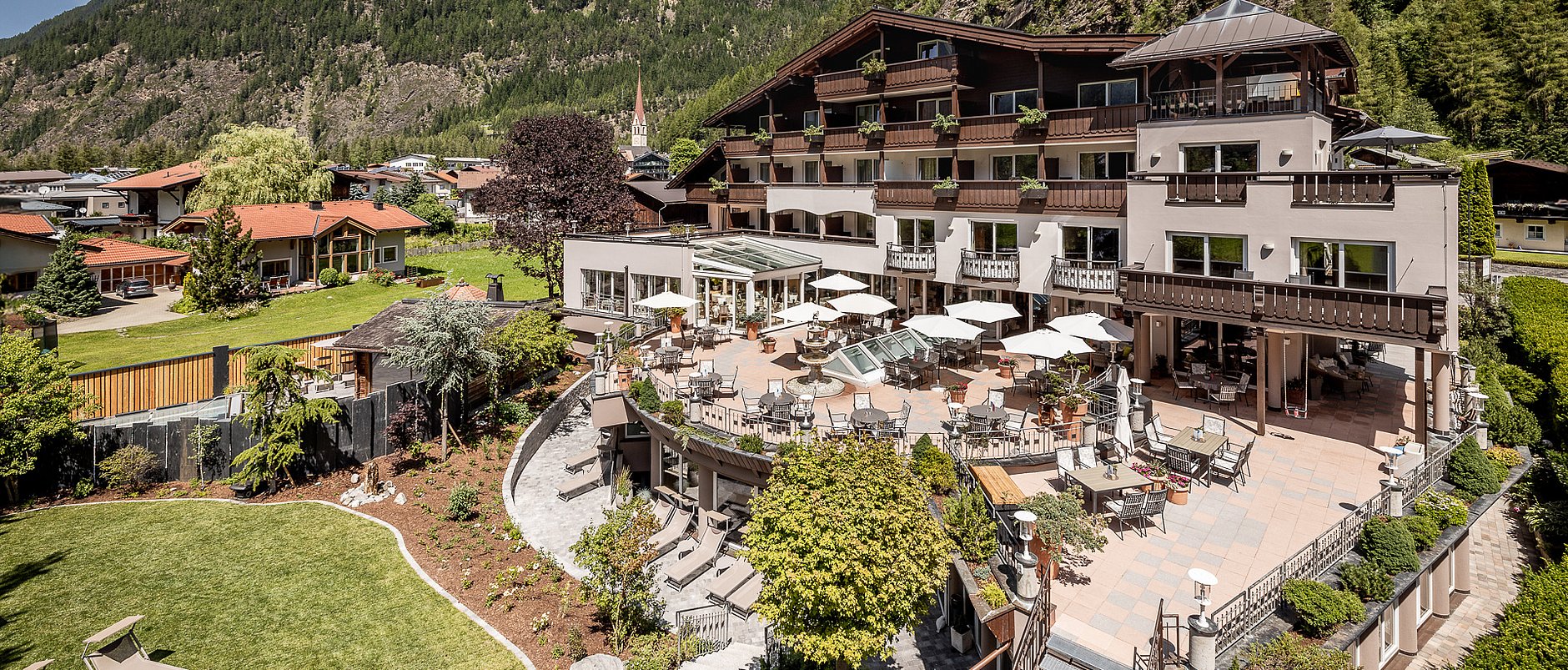 Hotelbild im Sommer mit Garten