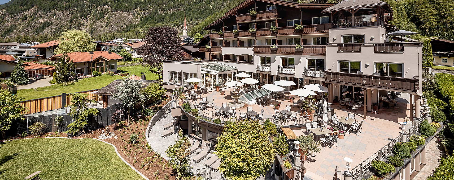 Hotelbild im Sommer mit Garten