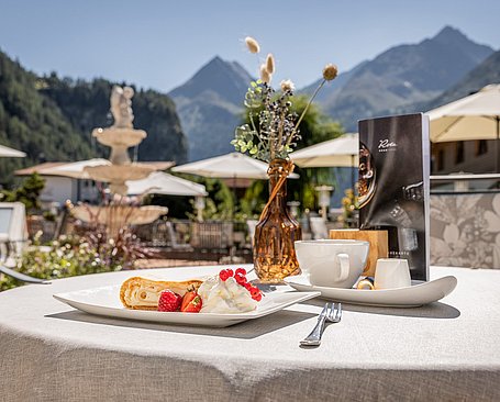 Kuchen und Kaffee auf der Hotelterrasse im Sommer