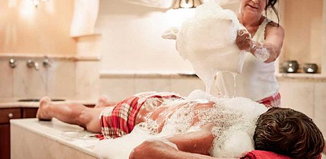 Wellnessanwendung im Spa-Bereich