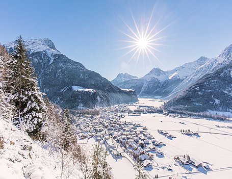 Blick auf das verschneite Längenfeld