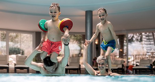 Kinder im Schwimmbad