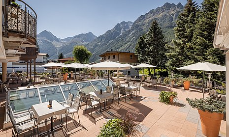 Hotelterrasse im Sommer