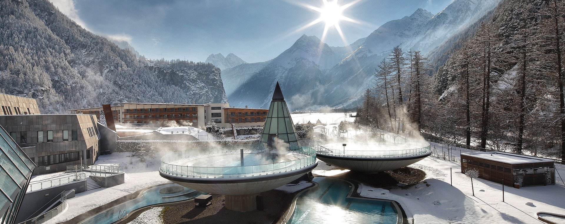 Außenfoto von Therme im Winter