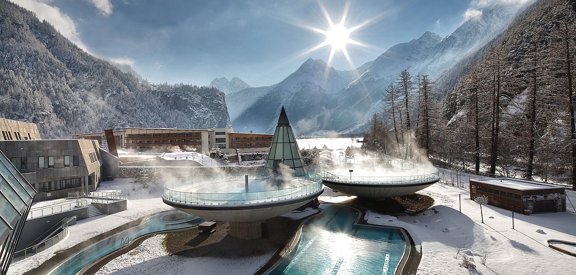Außenfoto von Therme im Winter