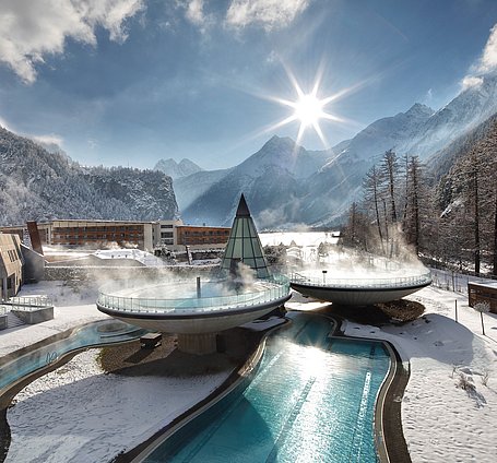 Außenfoto von Therme im Winter