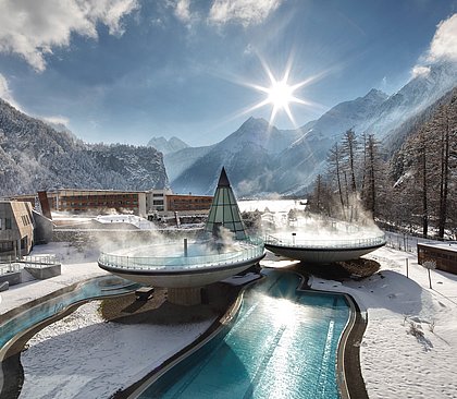 Außenfoto von Therme im Winter