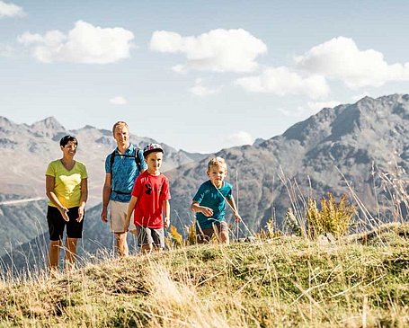 Familie beim Wandern im Ötztal