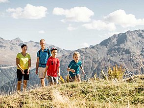 Familie beim Wandern im Ötztal