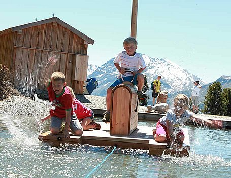 Kinder am Wasserspielplatz