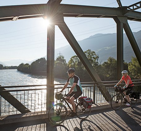 Radfahrer auf der Brücke in Haiming