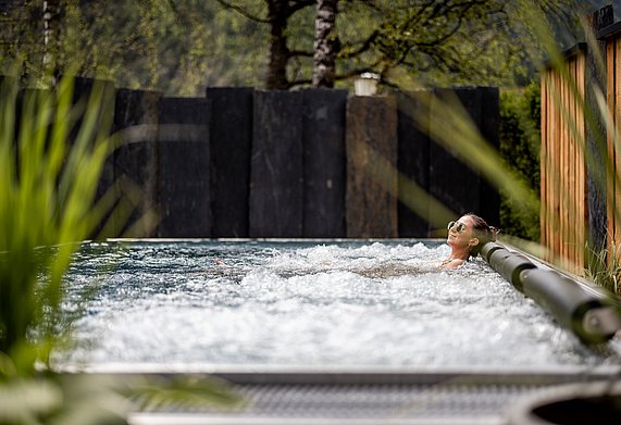 Frau im Relaxpool im Garten