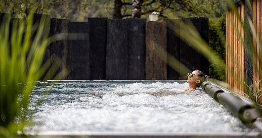 Frau im Relaxpool im Garten