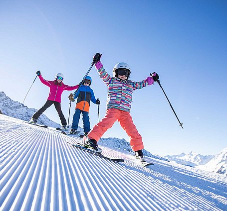 Skifahren mit der Familie in Hochoetz
