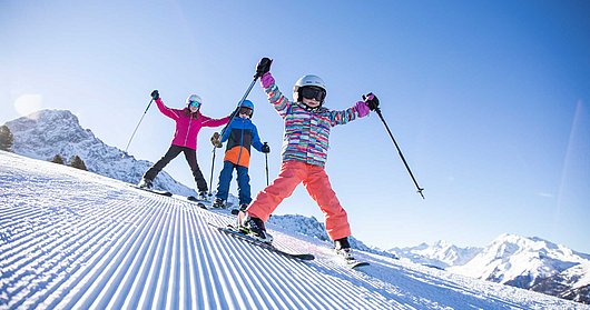 Skifahren mit der Familie in Hochoetz