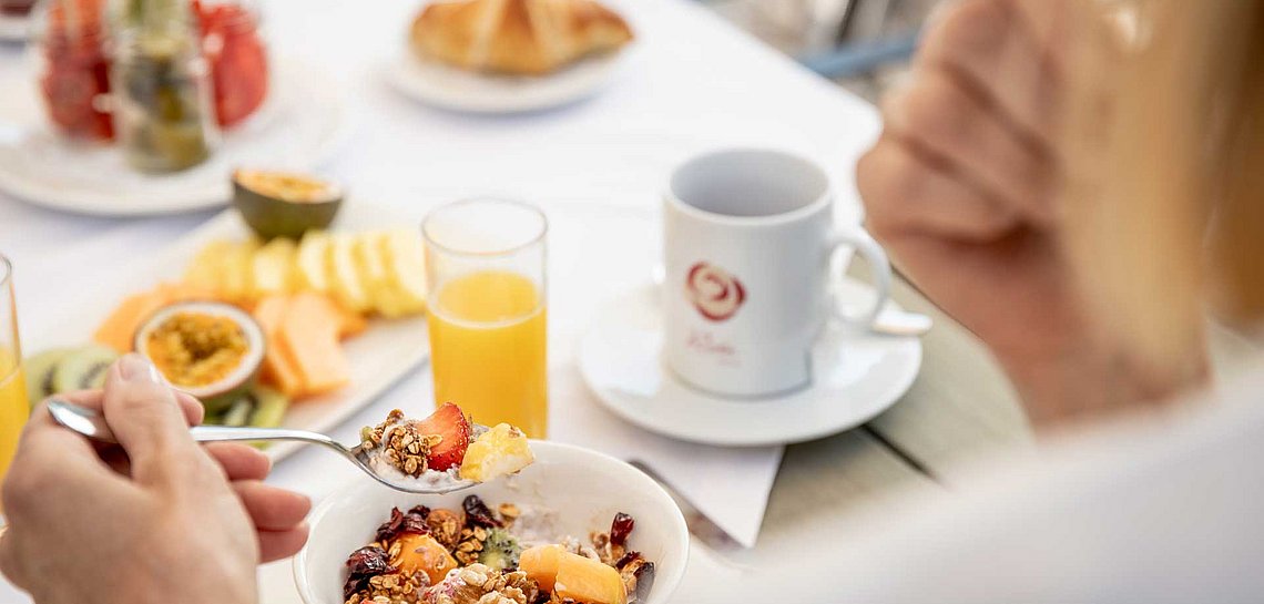 Frühstückstisch mit Müsli und Obst