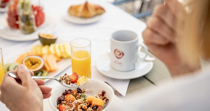 Frühstückstisch mit Müsli und Obst