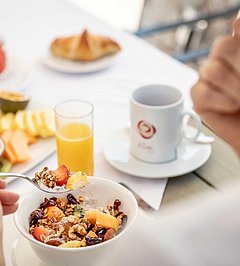 Frühstückstisch mit Müsli und Obst