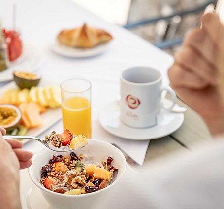 Frühstückstisch mit Müsli und Obst