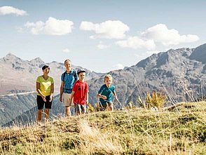 Familie beim Wandern