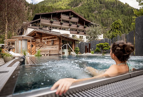 Frau im Relaxpool im Garten