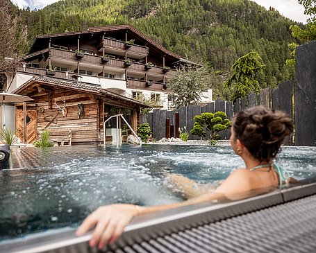 Frau im Relaxpool im Garten