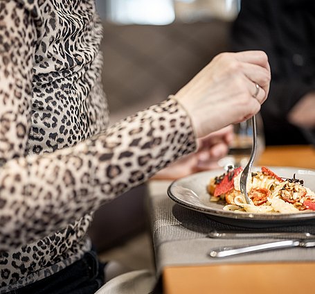 Frau beim Essen ihrer Hauptspeise