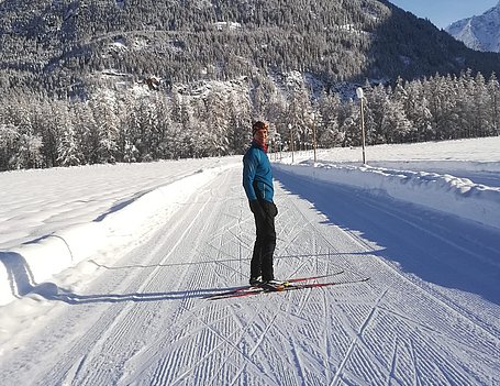 Langlauftrainer beim Langlaufen