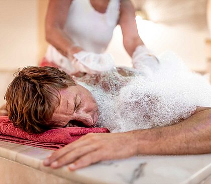 Mann bekommt Wellnessanwendung
