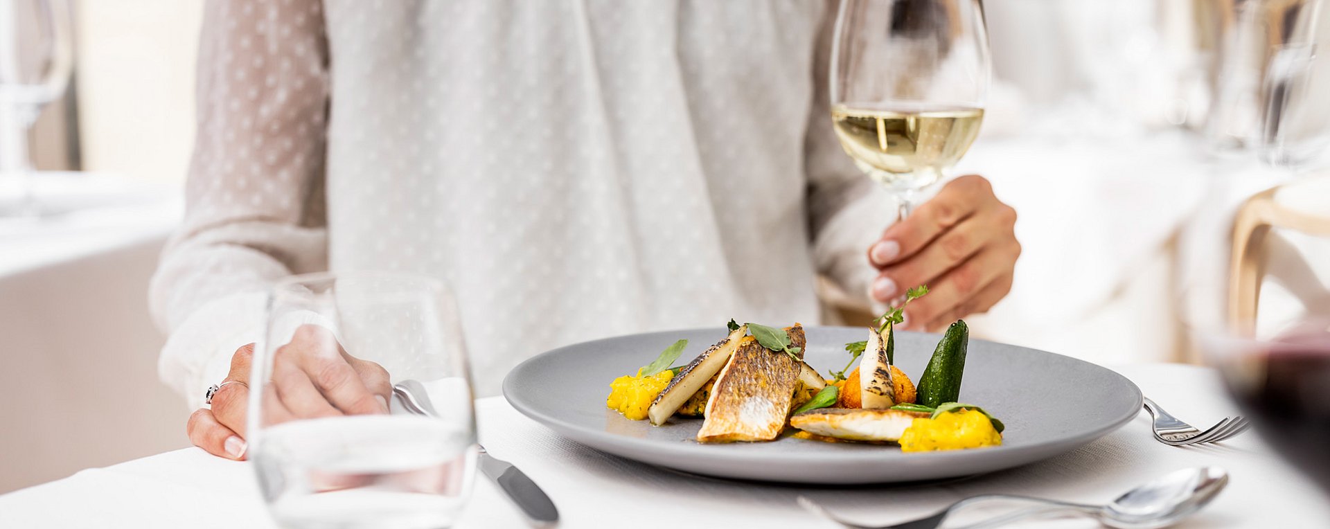 Teller mit Fisch und Gemüse