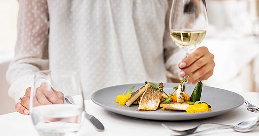Teller mit Fisch und Gemüse